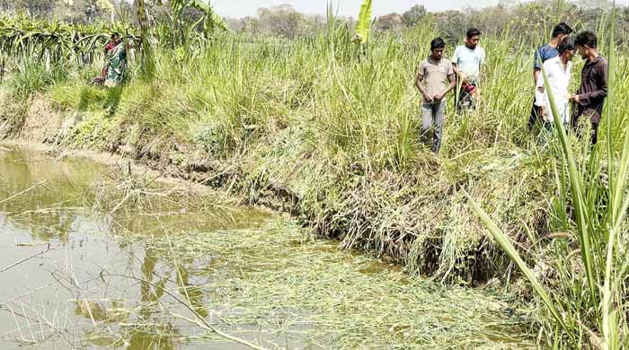  কালুখালীতে রাতের আঁধারে কৃষকের ফসল তুলে পুকুরে ফেলে নষ্ট করেছে দুর্বৃত্ত চক্র